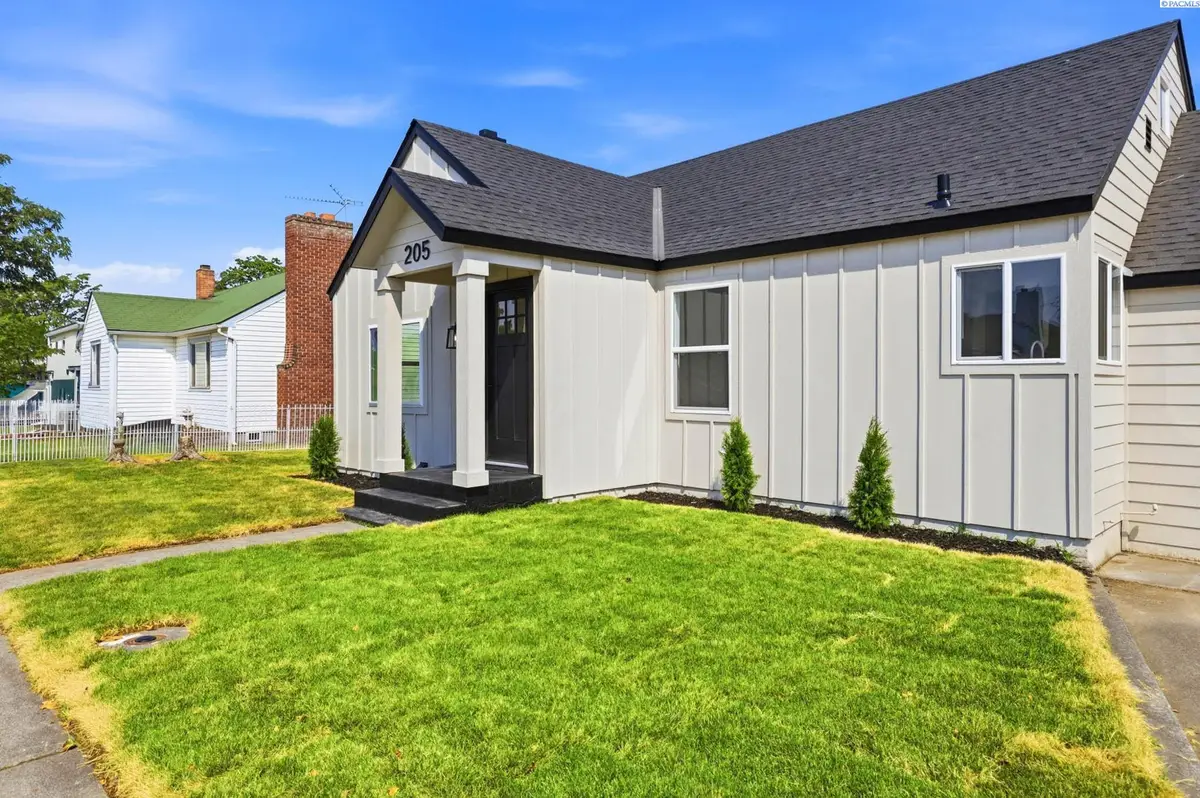 205 E 1st Place, Kennewick, WA 99336 - #1