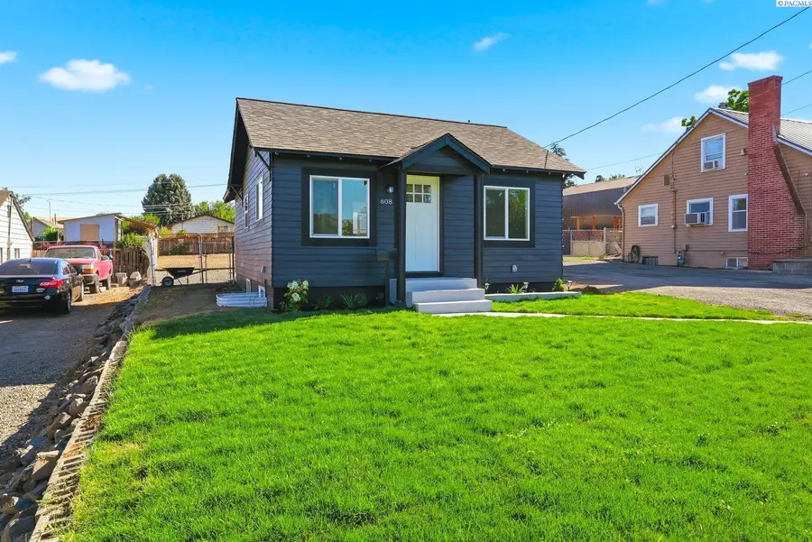 808 Fremont Ave, Selah, WA 98942 - #2
