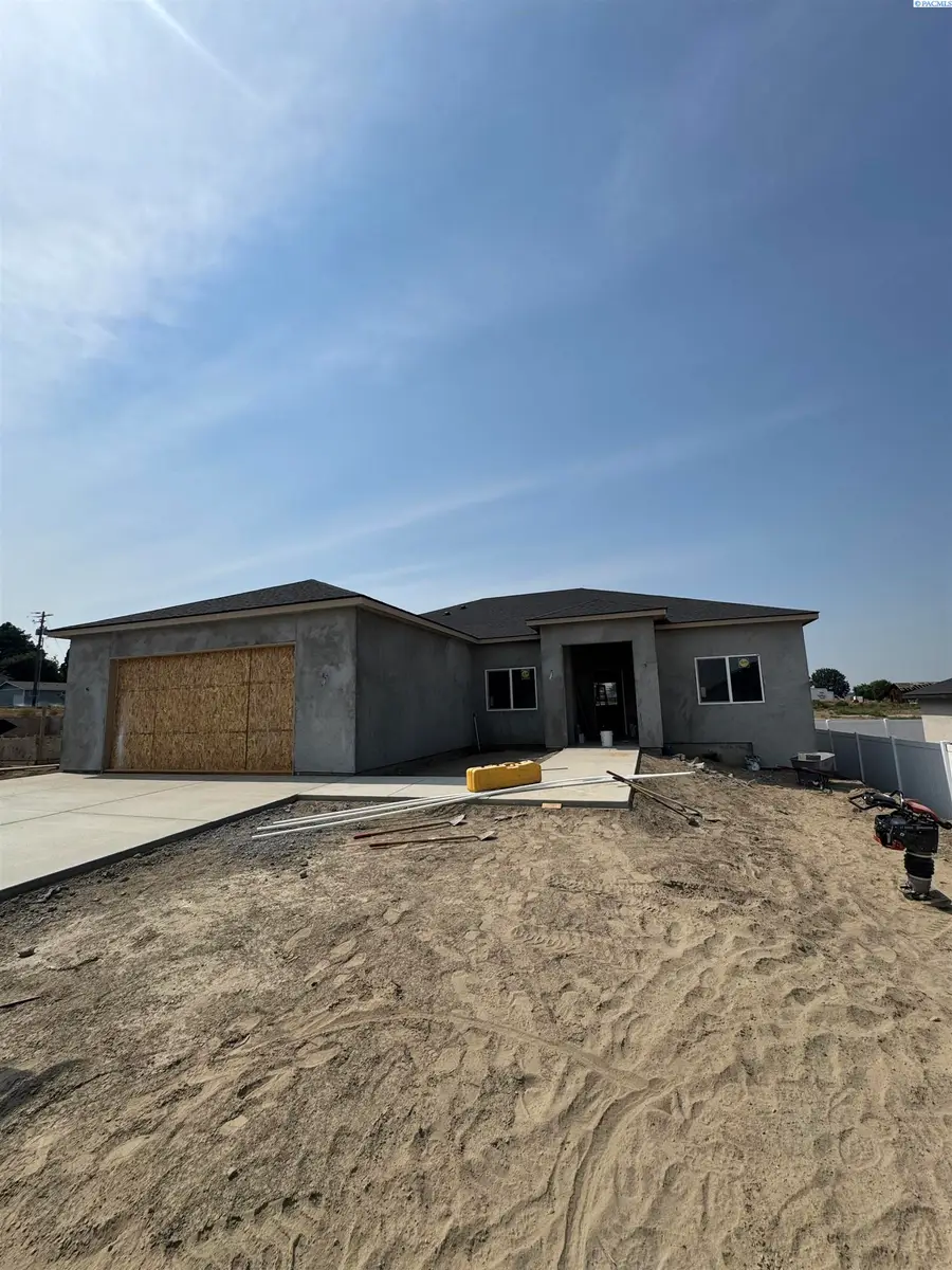 401 Hogan St, Sunnyside, WA 98944 - #2