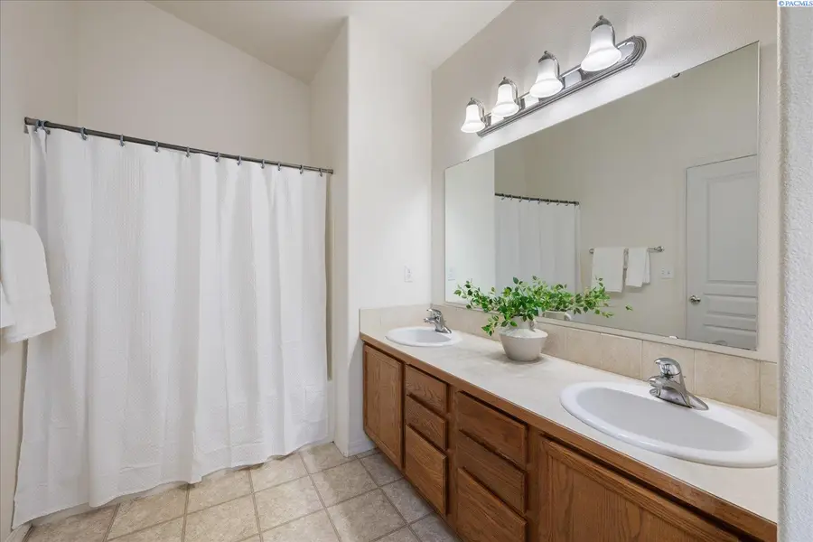 3001 S Highlands Blvd, West Richland, WA 99353 - #3
