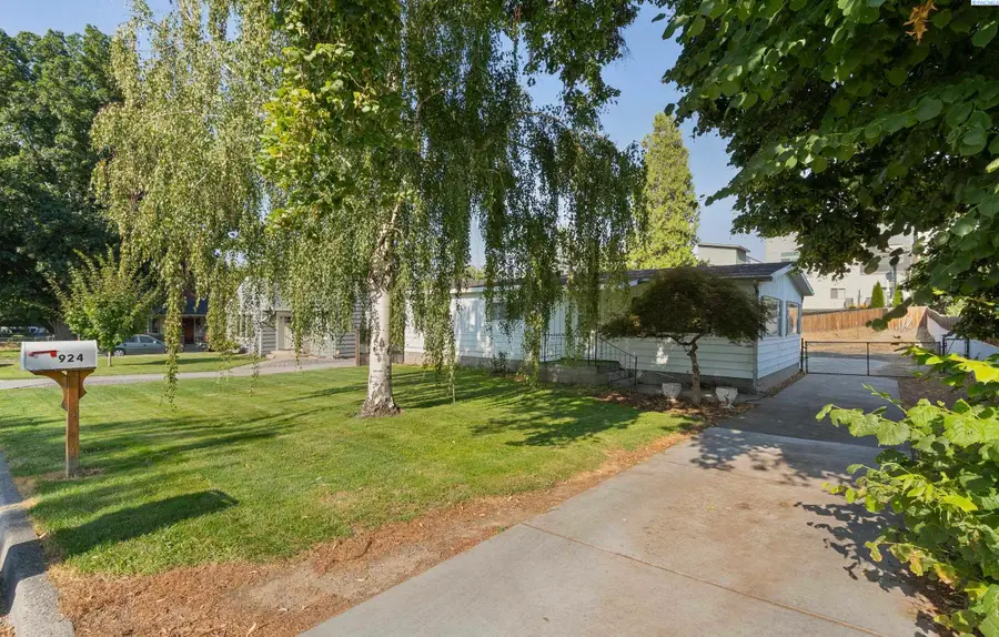 924 Market St, Prosser, WA 99350 - #3