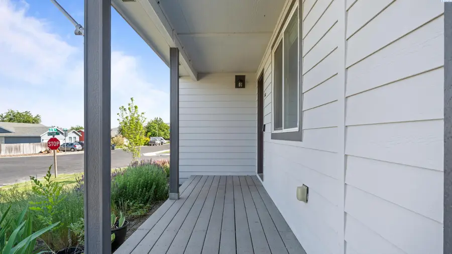 1542 NE 12th St, Benton City, WA 99320 - #2