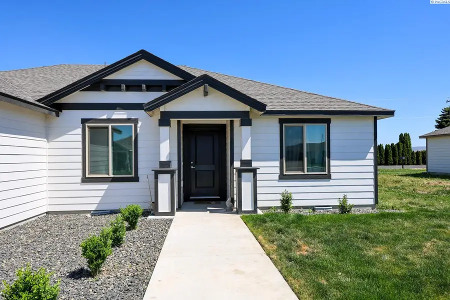 1609 Diamond Avenue, Grandview, WA 98930 - #2
