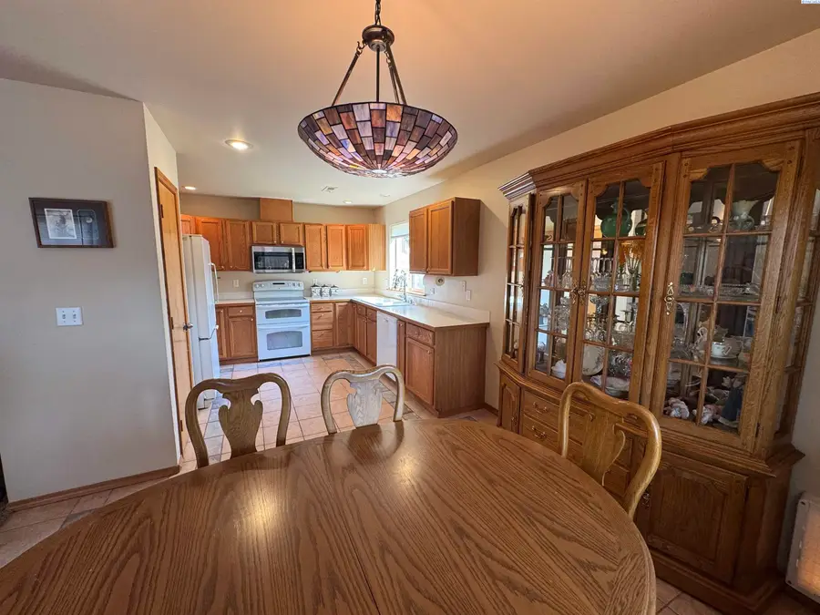 5208 Mockingbird Court, West Richland, WA 99353 - #2