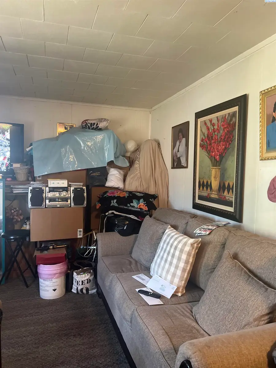 506 W 4th St, Grandview, WA 98930 - #3