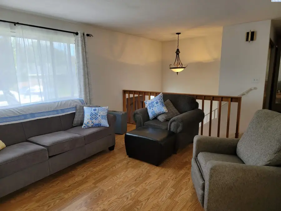 910 King St, Grandview, WA 98930 - #3