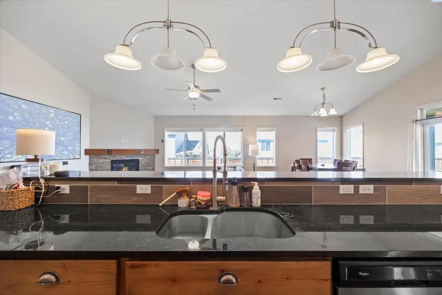 1327 N Oklahoma Pl, Kennewick, WA 99336 - #2