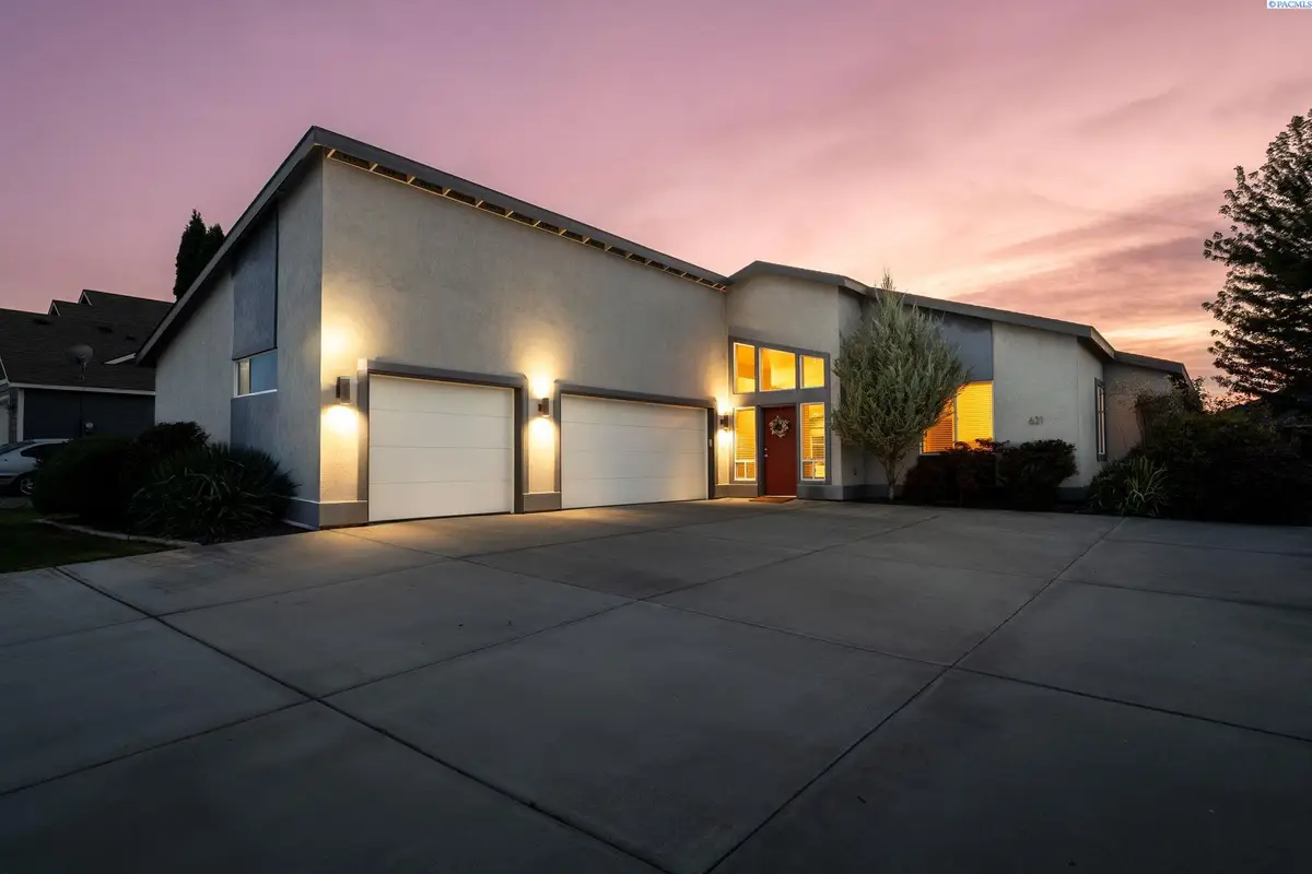 621 Pinnacle Dr, West Richland, WA 99353-8328 - #1