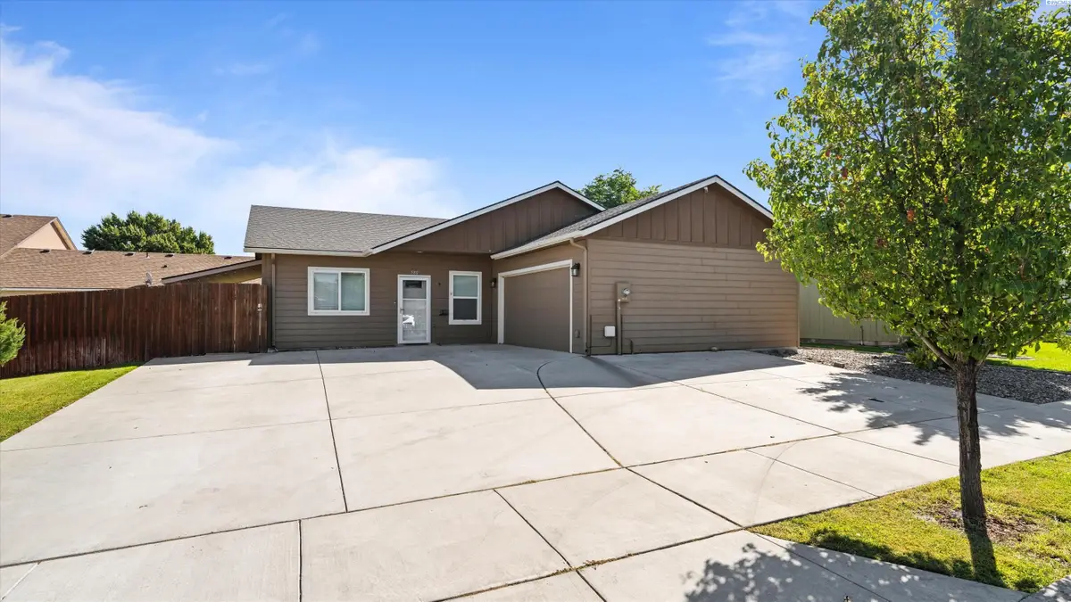 580 N Harrison Pl, Kennewick, WA 99336 - #1
