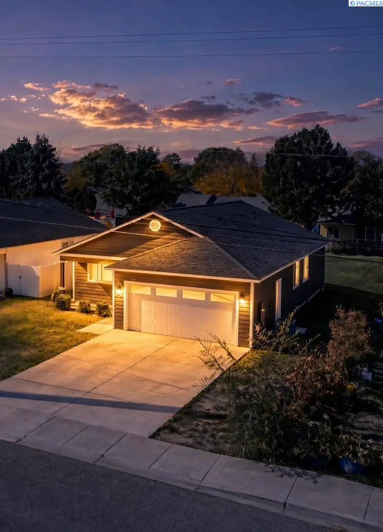 637 N 16th St, Sunnyside, WA 98944 - #2