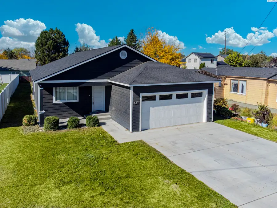 637 N 16th St, Sunnyside, WA 98944 - #3