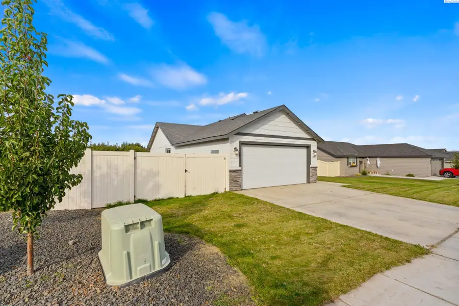 118 Bitters Loop Rd, Grandview, WA 98930 - #2