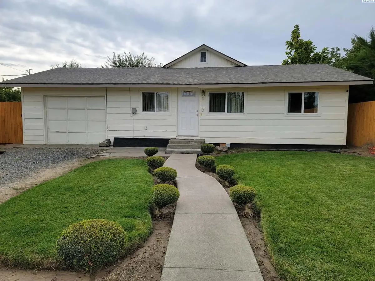 910 N 5th St, Grandview, WA 98930 - #1