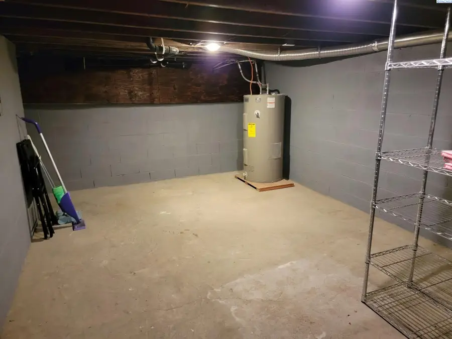 910 N 5th St, Grandview, WA 98930 - #3