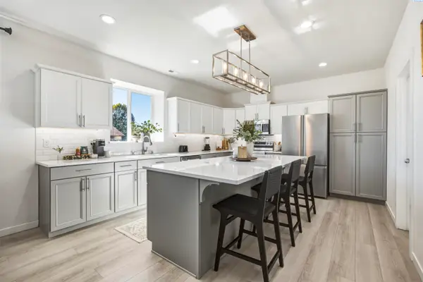 915 W Opal Street, Pasco, WA 99301