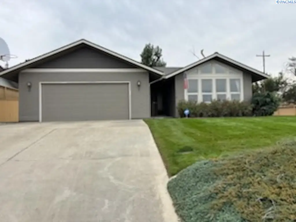 625 Wheeler Ave, Sunnyside, WA 98944 - #1