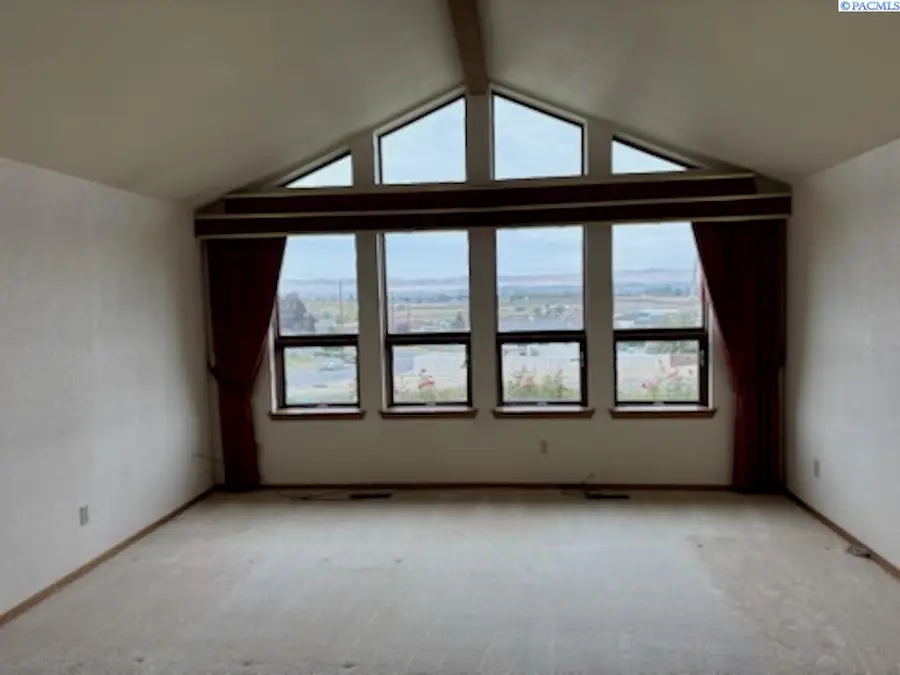 625 Wheeler Ave, Sunnyside, WA 98944 - #3