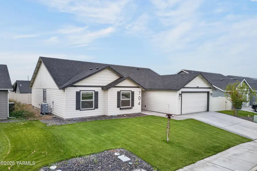704 Regina Pl, Grandview, WA 98930 - #2
