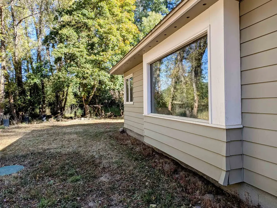 4439 Whittier Rd, Clayton, WA 99110 - Image #2