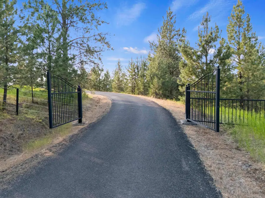 10718 S Mica Vista Ln, Mica, WA 99023 - Image #2