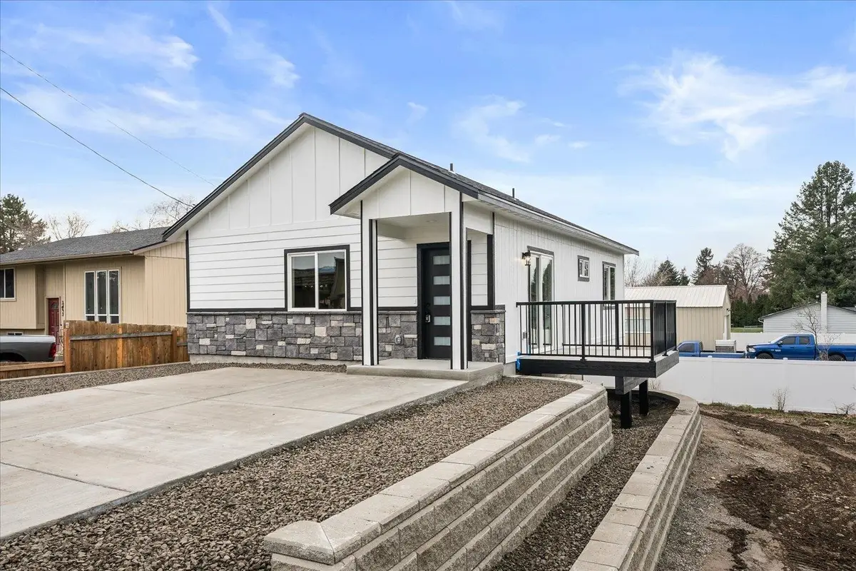 327 N Bannen Rd, Spokane Valley, WA 99216 - Image #1