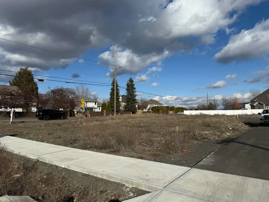 8616 W Panorama Dr, Spokane, WA 99208 - Image #2