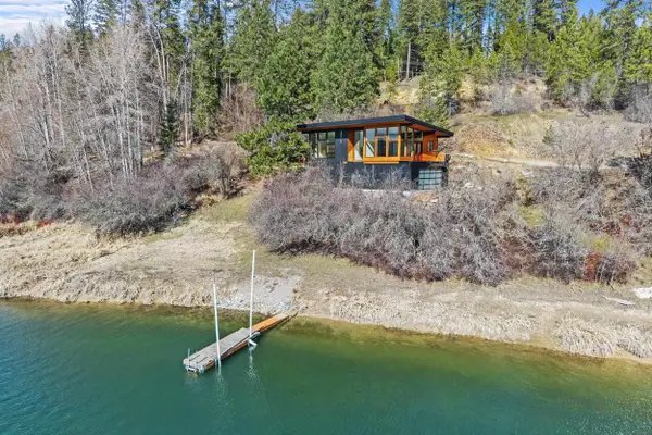 300 Cedar Ln, Newport, WA 99156