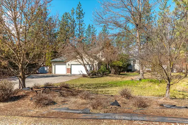 17376 N Meadowview Ln, Nine Mile Falls, WA 99026