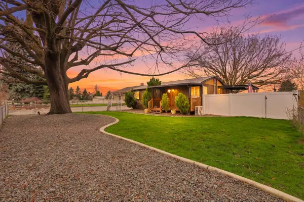 5325 N Vincent Rd, Newman Lake, WA 99025