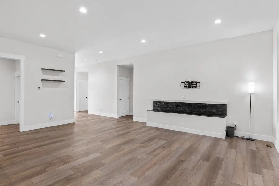 402 S Christensen Rd, Medical Lake, WA 99022 - #2