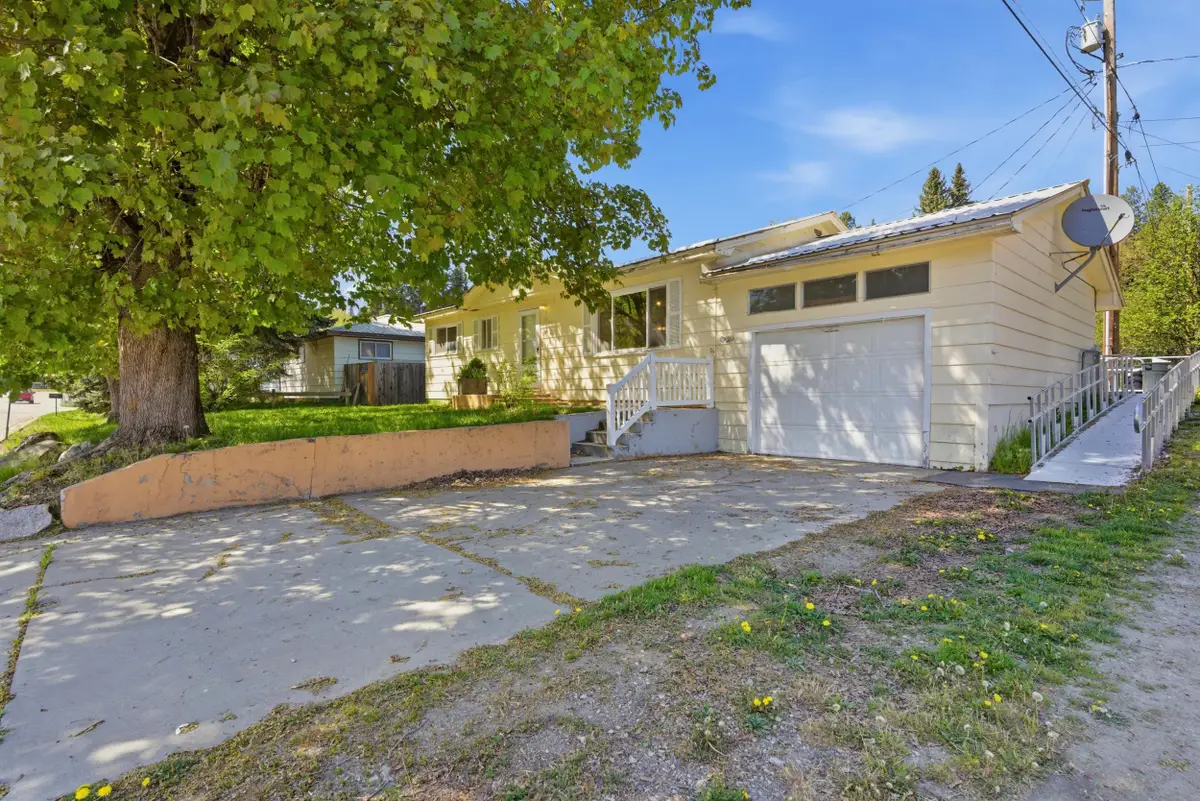 820 W Spruce St, Newport, WA 99156 - #1