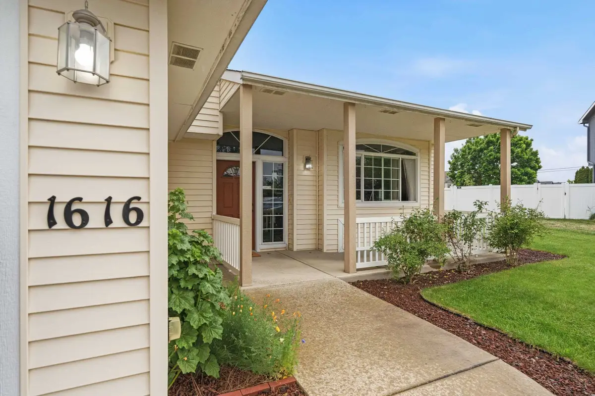 1616 N Rio Grande Ln, Greenacres, WA 99016 - #1