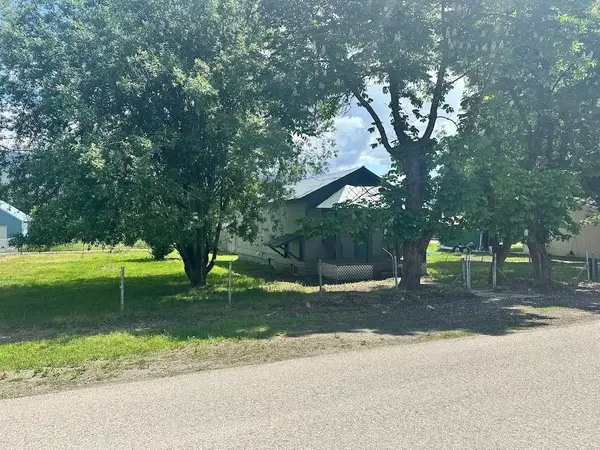 106 N 8th St, Ione, WA 99139