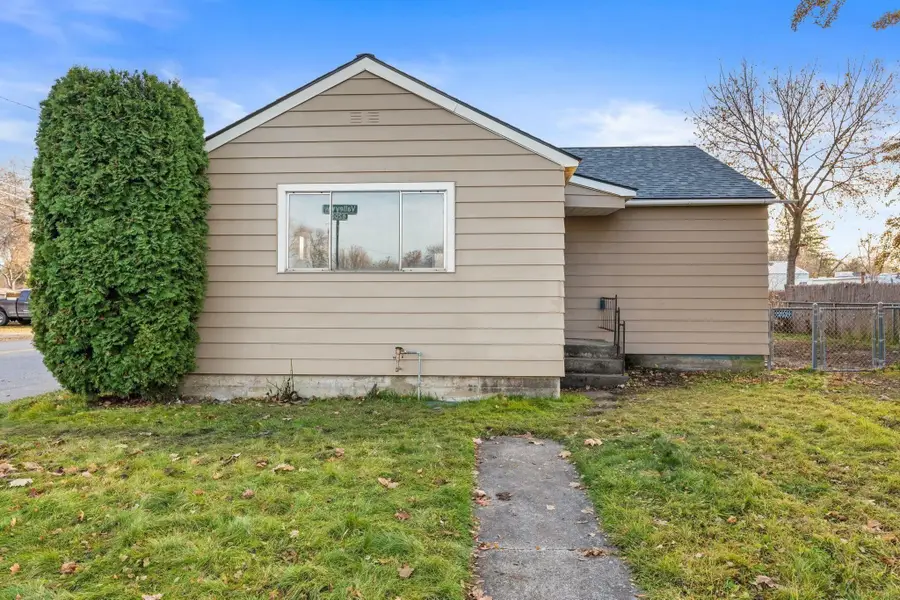 8222 E Valleyway Ave, Spokane Valley, WA 99212 - #2