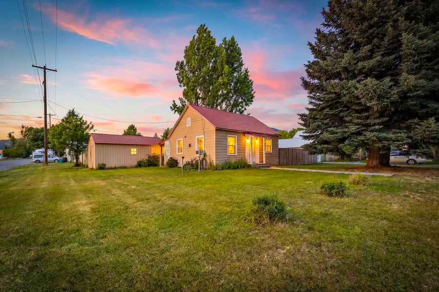208 W Jenkins Ave, Chewelah, WA 99109 - #3