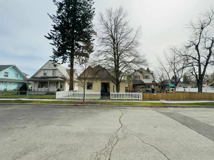 2823 W Sharp Ave, Spokane, WA 99201 - #2