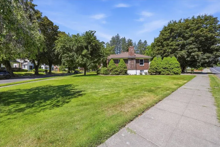 1027 E 17th Ave, Spokane, WA 99203 - #3