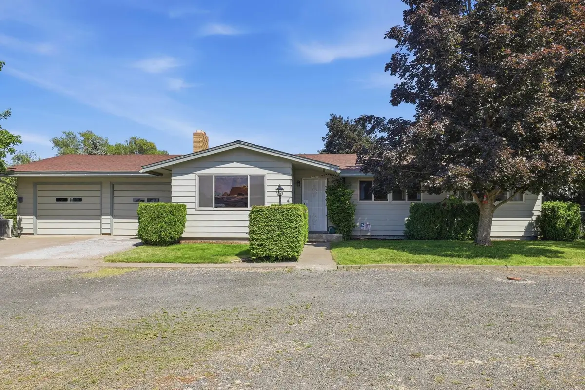 401 N 11th St, Davenport, WA 99122 - #1