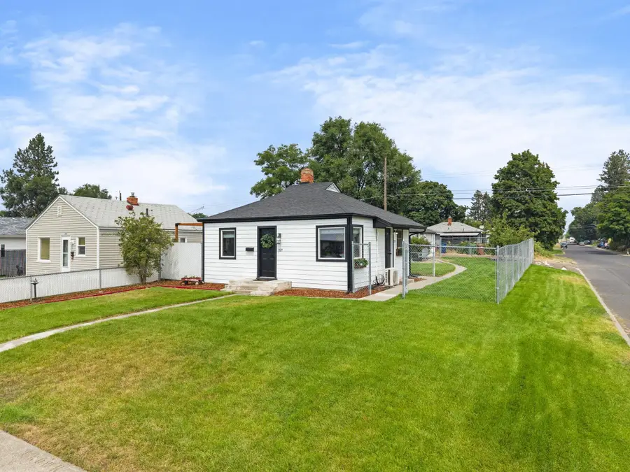 727 E Crown Ave, Spokane, WA 99207 - #2
