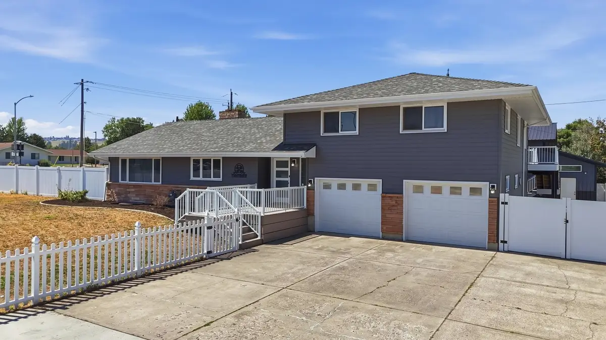 11 N Barker Rd, Greenacres, WA 99016 - #1