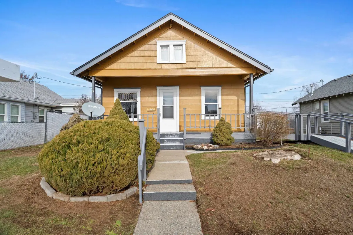 917 E Longfellow Ave, Spokane, WA 99207 - #1