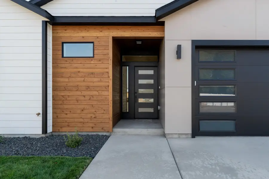 416 N Moen Ln, Greenacres, WA 99016 - #2