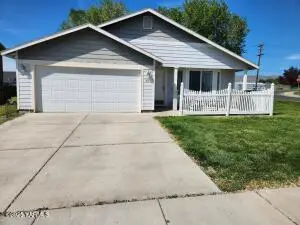 207 Clemans Ave, Moxee, WA 98936