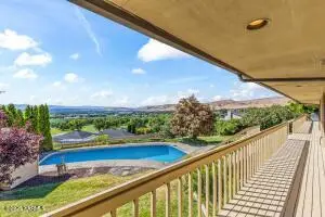 720 Country Club Dr, Yakima, WA 98901 - Image #2