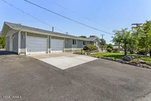 4601 Hillcrest Dr, Yakima, WA 98901