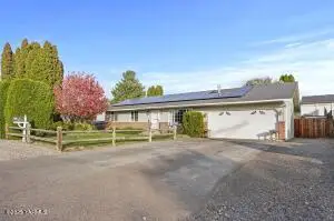 517 5th St, Zillah, WA 98953