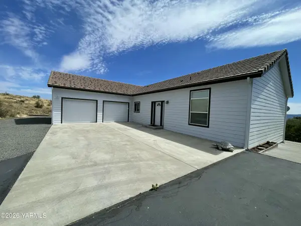 8907 Scenic Dr, Yakima, WA 98908