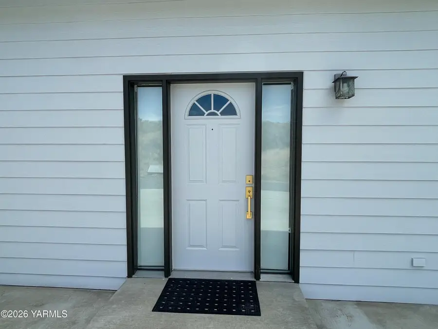 8907 Scenic Dr, Yakima, WA 98908 - #2