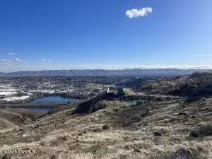 108 Dwinell Dr, Selah, WA 98942