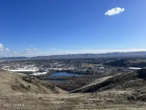 110 Dwinell Dr, Selah, WA 98942